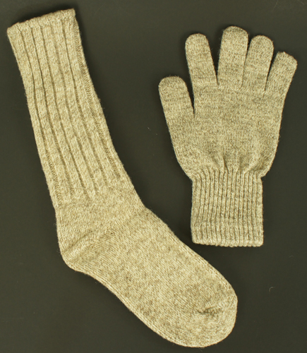 2016HolidaySoxGloves_SM